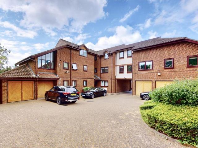 Flat for sale in Southgate, Greater London