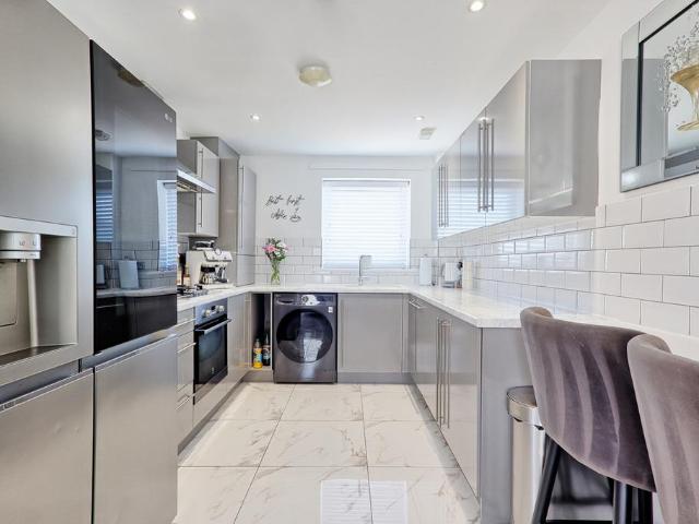Flat for sale in Aveley, Essex