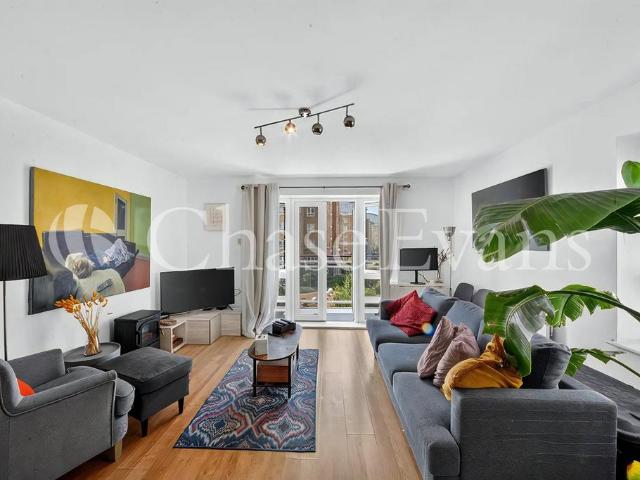 Flat for sale in Isle Of Dogs, Greater London