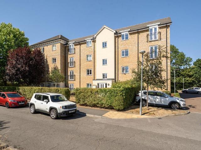 Flat for sale in Kingswood, Watford