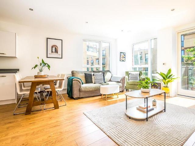 Flat for sale in Camberwell, Greater London