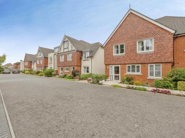 Flat for sale in Hillview, Surrey