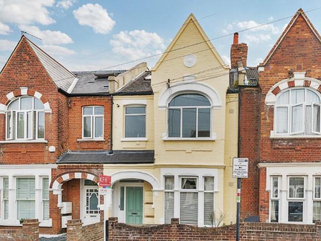 Flat for sale in London Borough of Wandsworth, Greater London