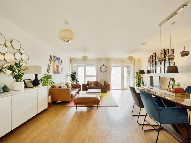 Flat for sale in Upton Park, Greater London