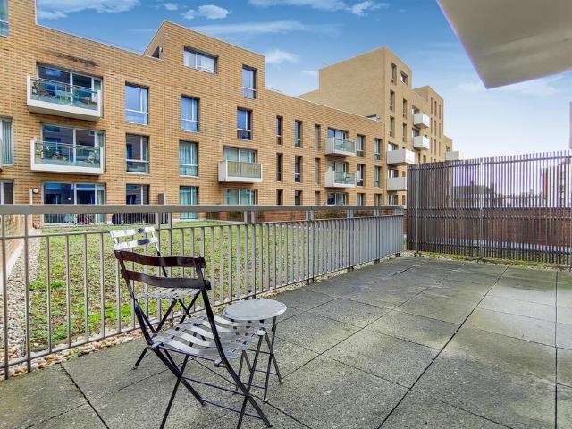 Flat for sale in Bromley-by-Bow, Poplar Grove