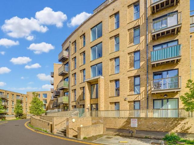 Flat for sale in London Borough of Croydon, Waddon
