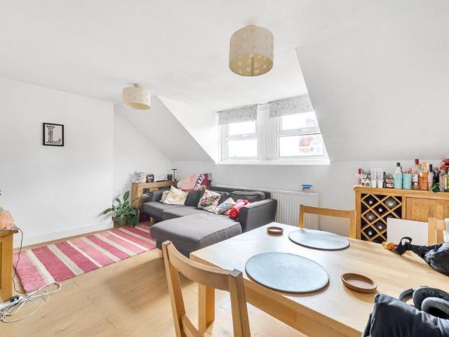 Flat for sale in Balham, Greater London