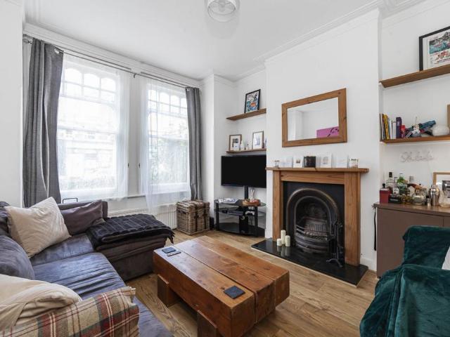 Flat for sale in Clapham Junction, Greater London