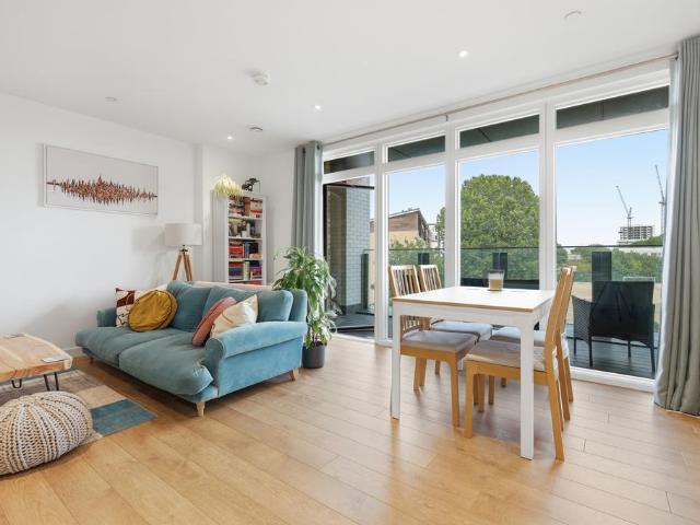 Flat for sale in Bromley-by-Bow, Poplar Grove