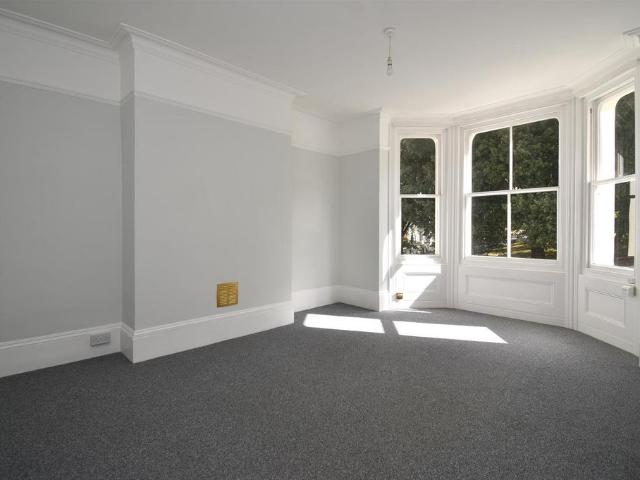 Flat for sale in Bohemia, Guestling Green