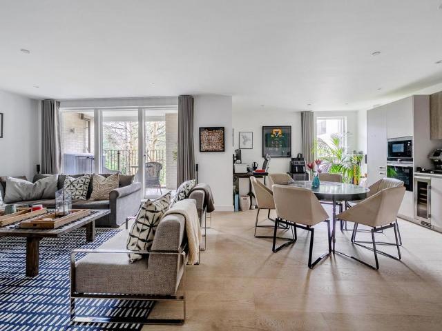 Flat for sale in Brondesbury, Greater London