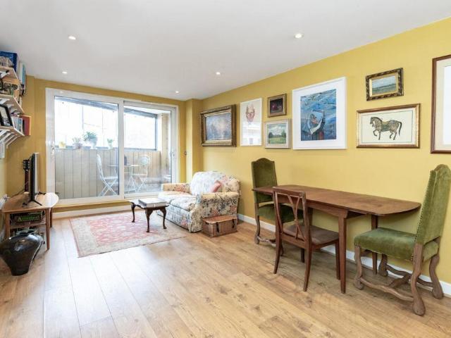 Flat for sale in Herne Hill, Greater London
