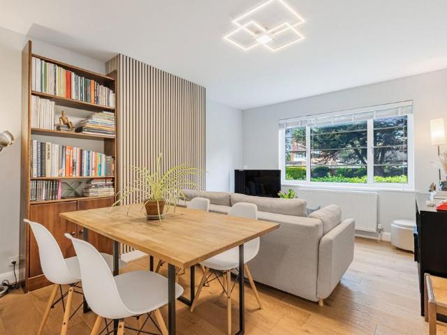 Flat for sale in Strawberry Hill, Greater London