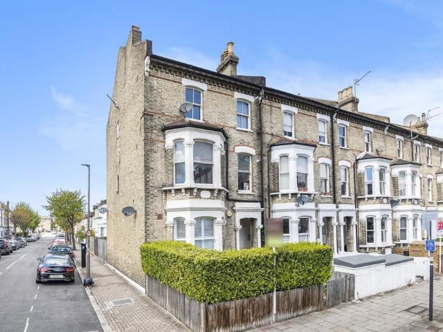 Flat for sale in Streatham Hill, Greater London