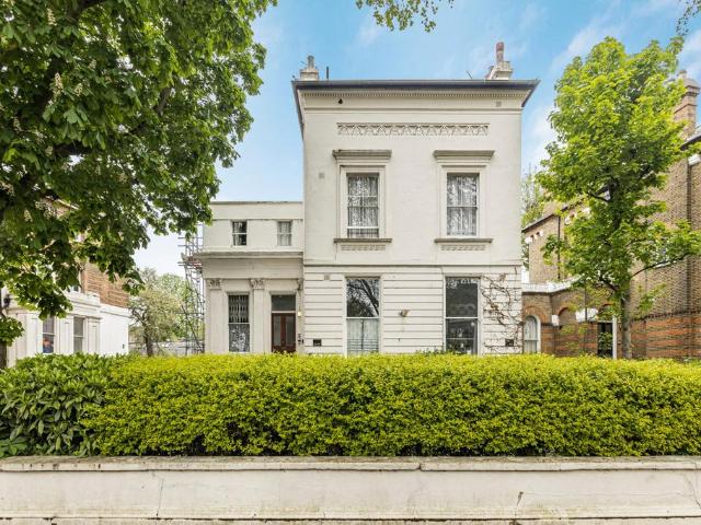 Flat for sale in Highbury, Greater London
