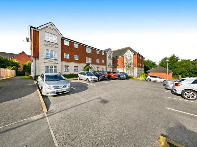 Flat for sale in Kingsmead, Davenham