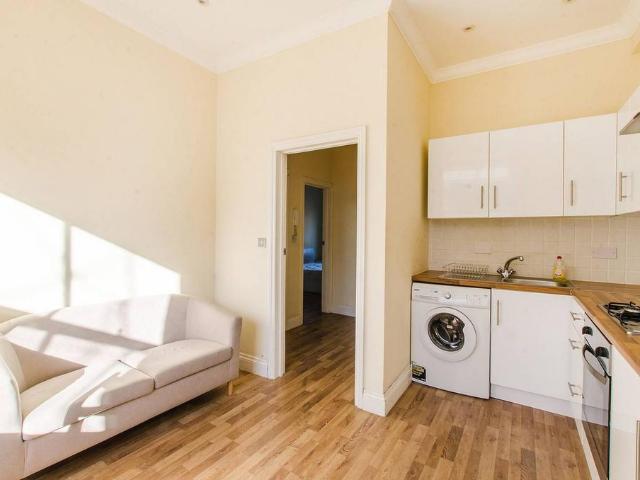 Flat for sale in Limehouse, Greater London