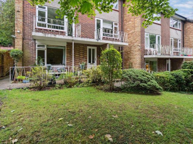 Flat for sale in Totteridge, Cressex