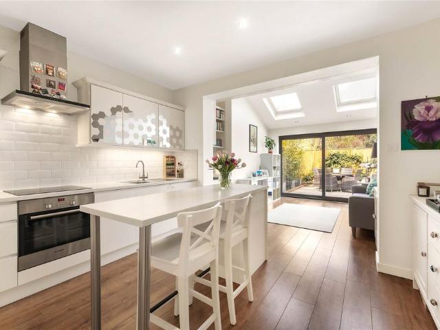 Flat for sale in Battersea, Greater London