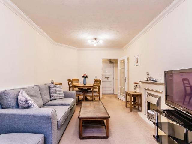 Flat for sale in Hillview, Surrey