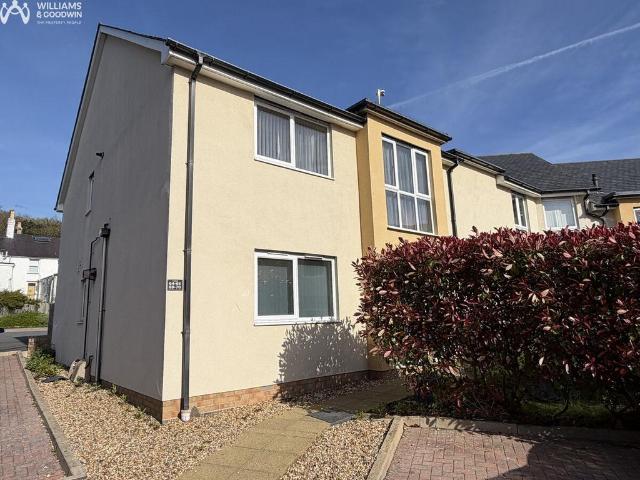 Flat for sale in Bangor, Wales