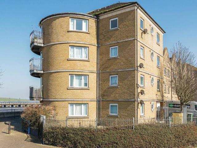Flat for sale in Slade Green, Greater London