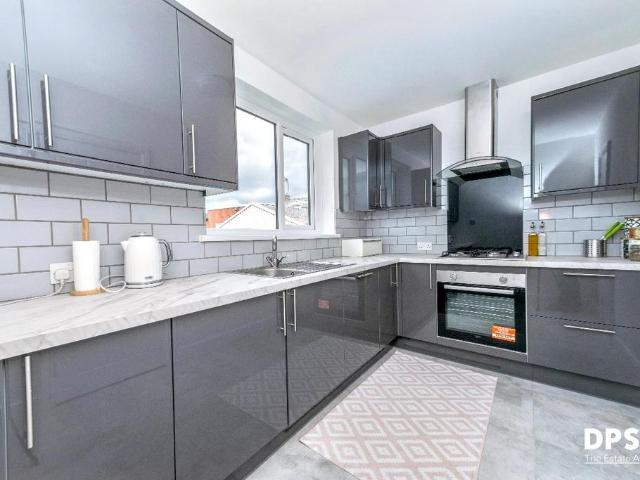 Flat for sale in Churwell, West Yorkshire