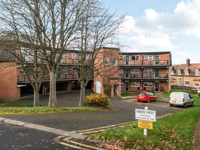 Flat for sale in Ashlyns Estate, Pouchen End