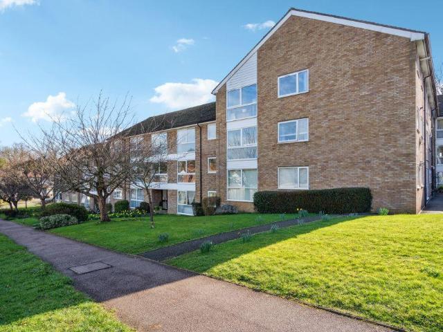 Flat for sale in Batchworth, Hertfordshire