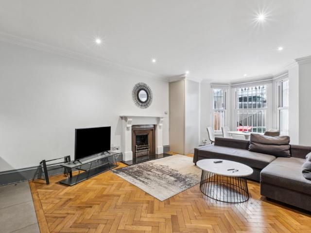 Flat for sale in West Kensington, Greater London