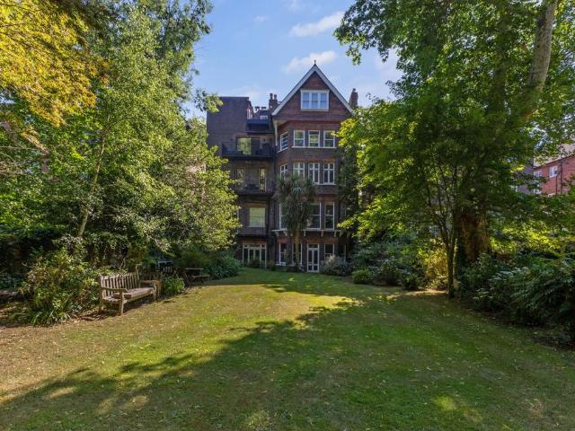 Flat for sale in Belsize Park, Greater London