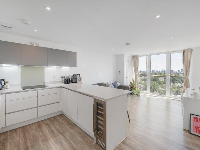 Flat for sale in Southfields, Greater London