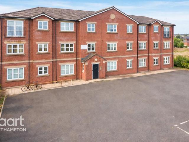 Flat for sale in Northampton, Northamptonshire
