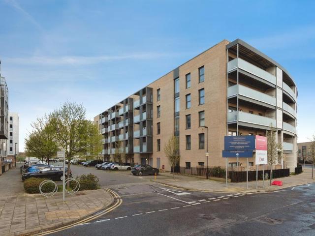 Flat for sale in South Hornchurch, Greater London
