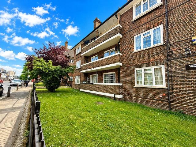 Flat for sale in Charlton Riverside, Greater London