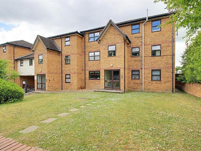 Flat for sale in Batchworth, Hertfordshire