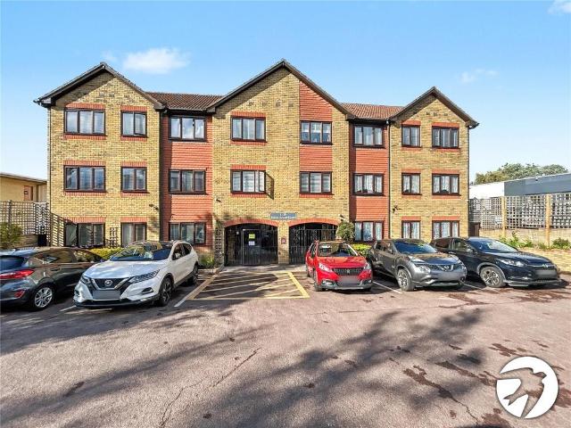 Flat for sale in Longlands, Greater London