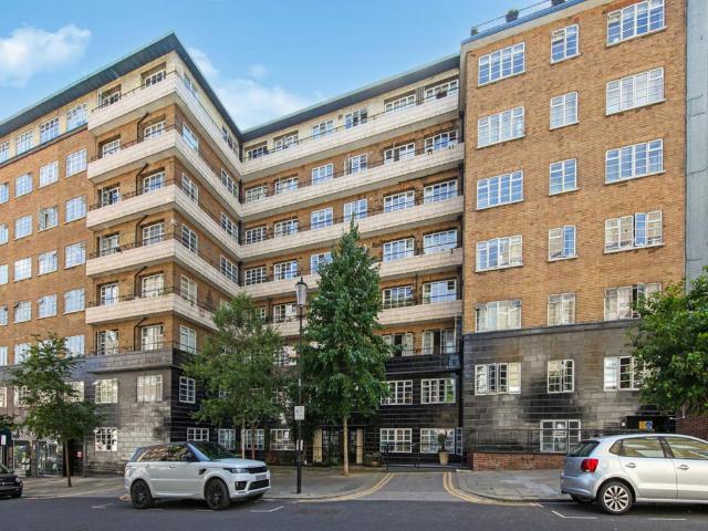 Flat for sale in Kensington, Greater London