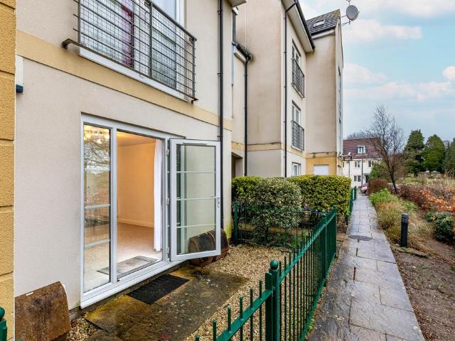 Flat for sale in Kingswood