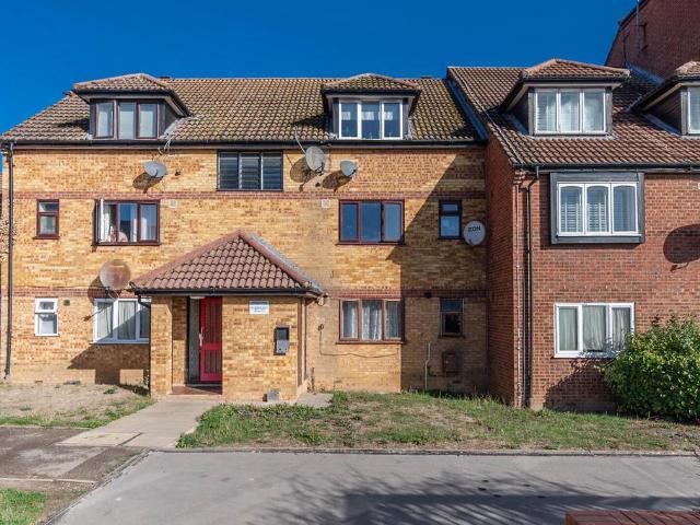 Flat for sale in Broadfields, Greater London