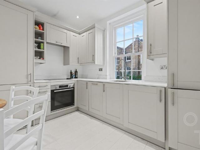 Flat for sale in Kentish Town, Greater London