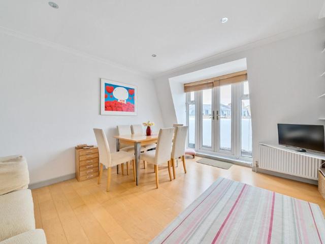 Flat for sale in Earl's Court, Greater London