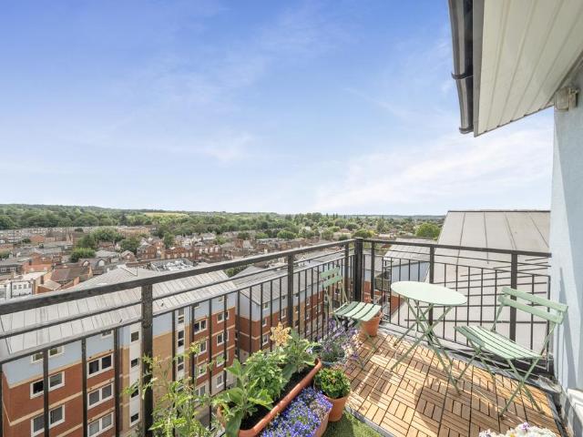 Flat for sale in Batchworth