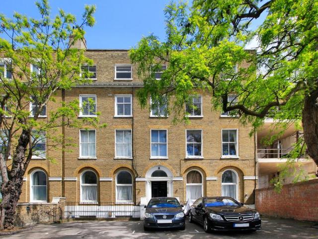 Flat for sale in Stockwell, Greater London