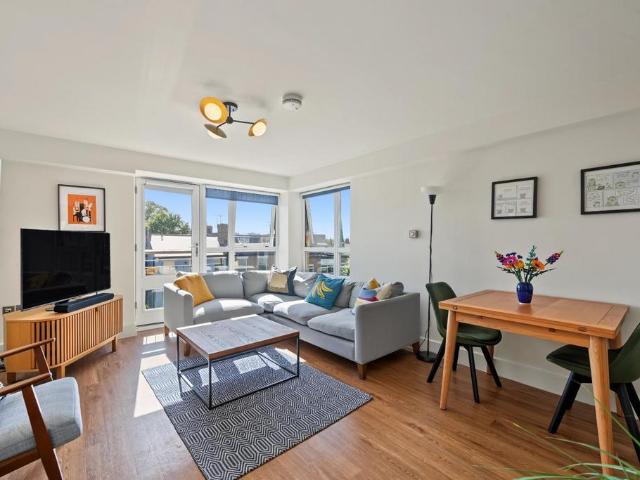 Flat for sale in Brownswood Park, Stoke Newington