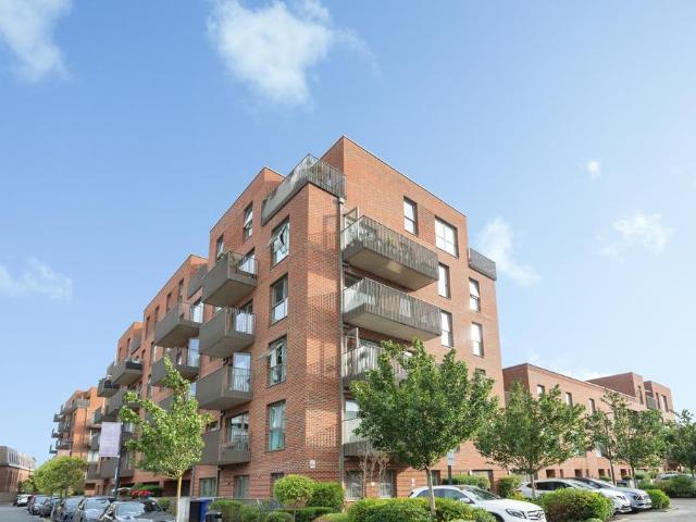 Flat for sale in Harrow Weald, Greater London