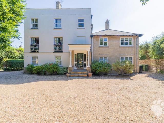 Flat for sale in Noak Bridge, Essex