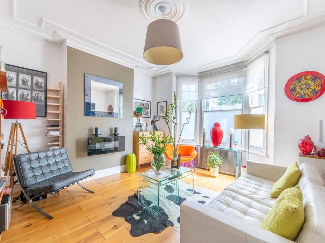 Flat for sale in Harlesden, Greater London