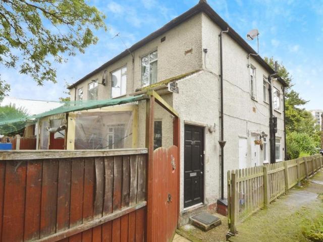 Flat for sale in Woodford, Greater London