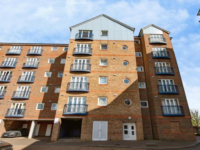 Flat for sale in Grays, Essex